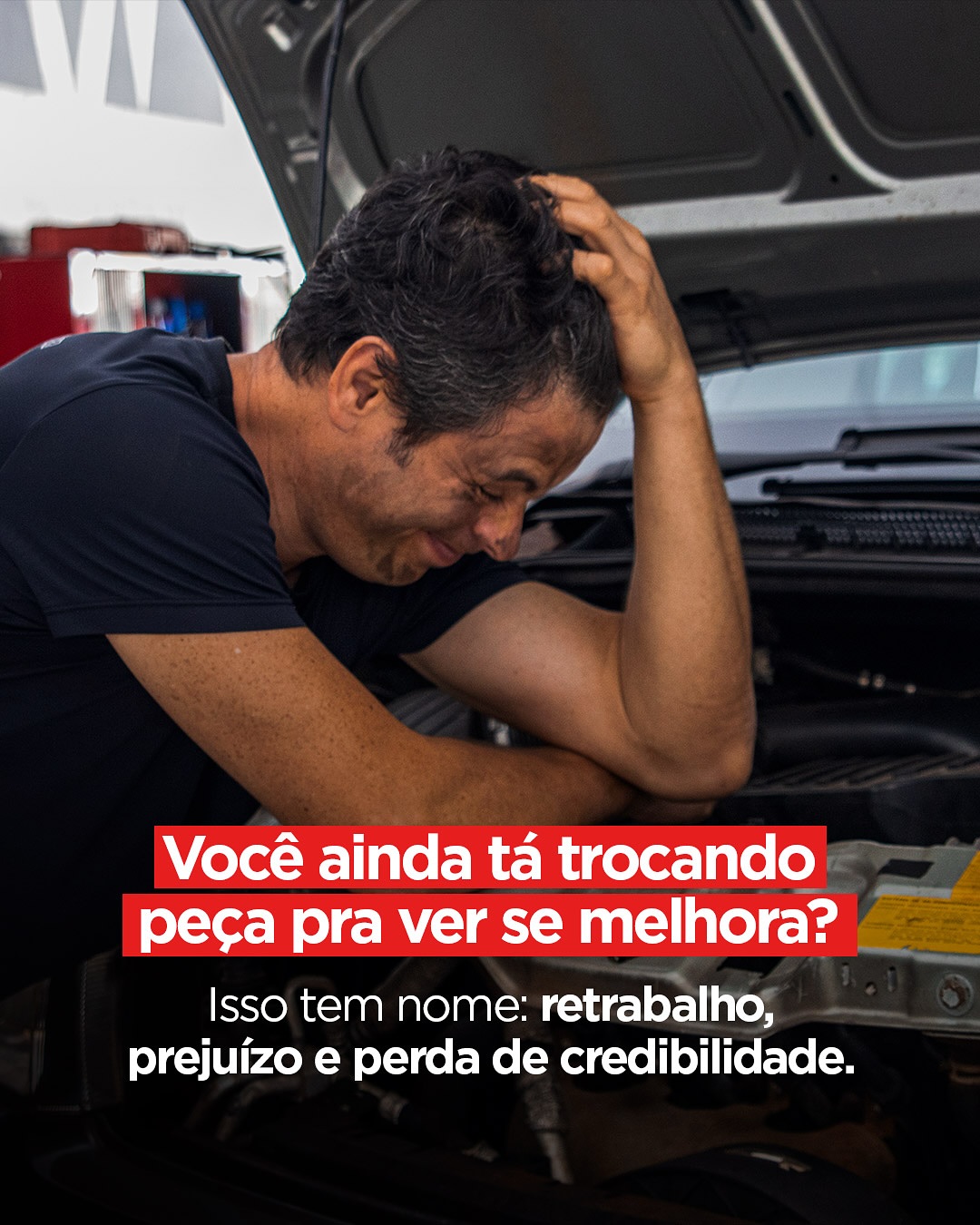 Mecânico frustrado diante do motor